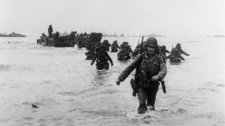 Des renforts amÃ©ricains de la 4Ã¨me division d'infanterie ("Famous fourth") dÃ©barquent Ã  Utah Beach, sur la cÃ´te normande, le 06 juin 1944, lors du dÃ©barquement alliÃ© en Normandie durant la seconde guerre mondiale. American troops of the 4th Infantery Division ("Famous Fourth") land on Utah Beach 06 June 1944 while Allied forces storm the Normandy beaches on D-Day. D-Day, 06 June 1944 is still one of the world's most gut-wrenching and consequential battles, as the Allied landing in Normandy led to the liberation of France which marked the turning point in the Western theater of World War II. AFP PHOTO / IWM (Photo credit should read STF/AFP/Getty Images)