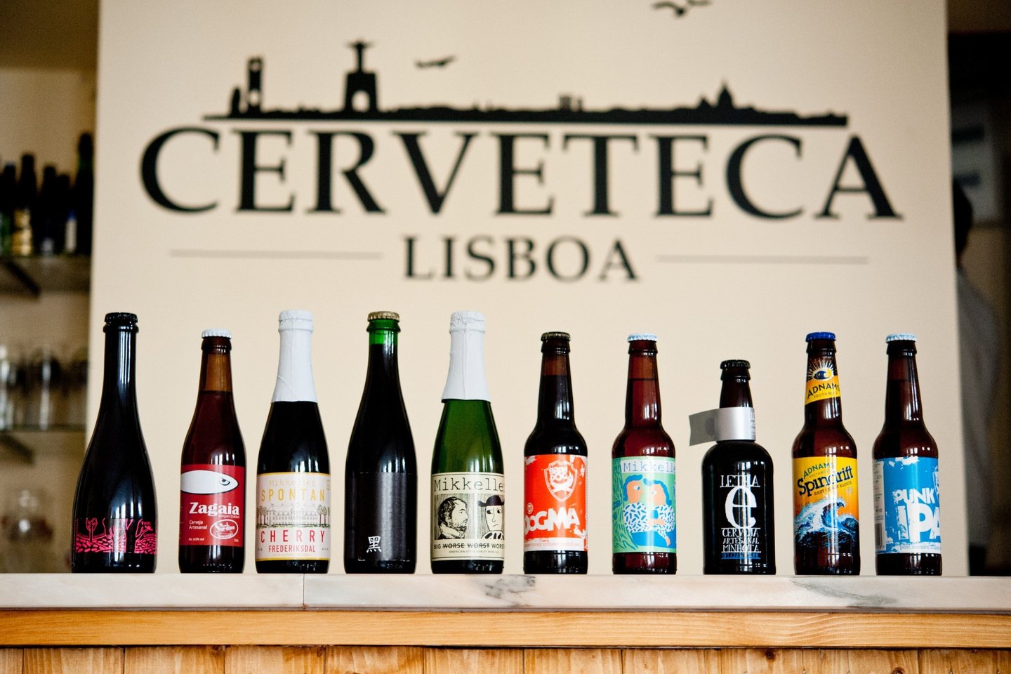 Lisboa , 29/07/2014 - Cerveteca Lisboa, Bar de cerveja artesanal, na PraÃ§a das Flores. (GonÃ§alo Villaverde / Global Imagens)