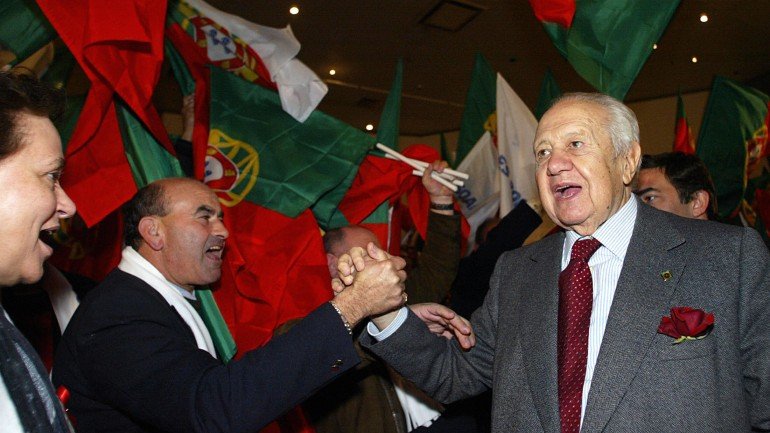 Presidential candidate Mario Soares arri