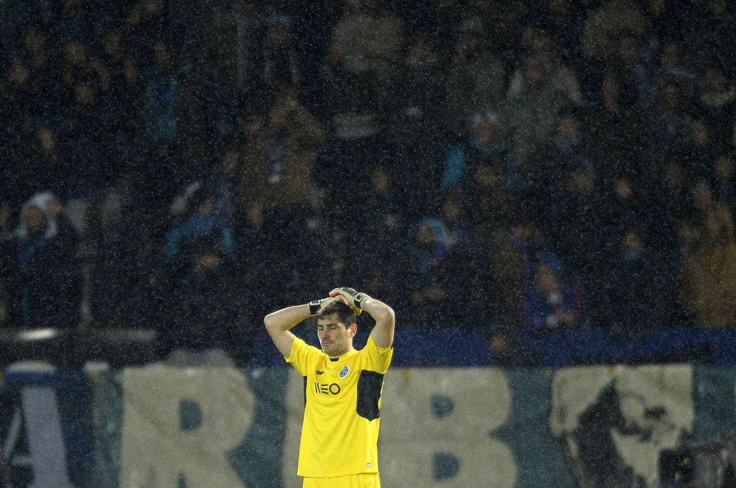 Porto's Spanish goalkeeper Iker Casillas gestures at the end of the Portuguese league football match Vitoria Guimaraes SC vs FC Porto at the Dom Alfonso Henriques stadium in Guimaraes on January 17, 2016. Vitoria won the match 1-0. AFP PHOTO/ MIGUEL RIOPA / AFP / MIGUEL RIOPA (Photo credit should read MIGUEL RIOPA/AFP/Getty Images)