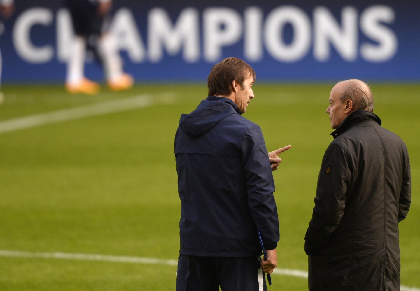 Porto's Spanish coach Julen Lopetegui (L) speaks with Porto's president Nuno Pinto da Costa during a training session at the Dragao Stadium in Porto on December 9, 2014, on the eve of the UEFA Champions League football match FC Porto vs Shakhtar Donetsk. AFP PHOTO / MIGUEL RIOPA (Photo credit should read MIGUEL RIOPA/AFP/Getty Images)