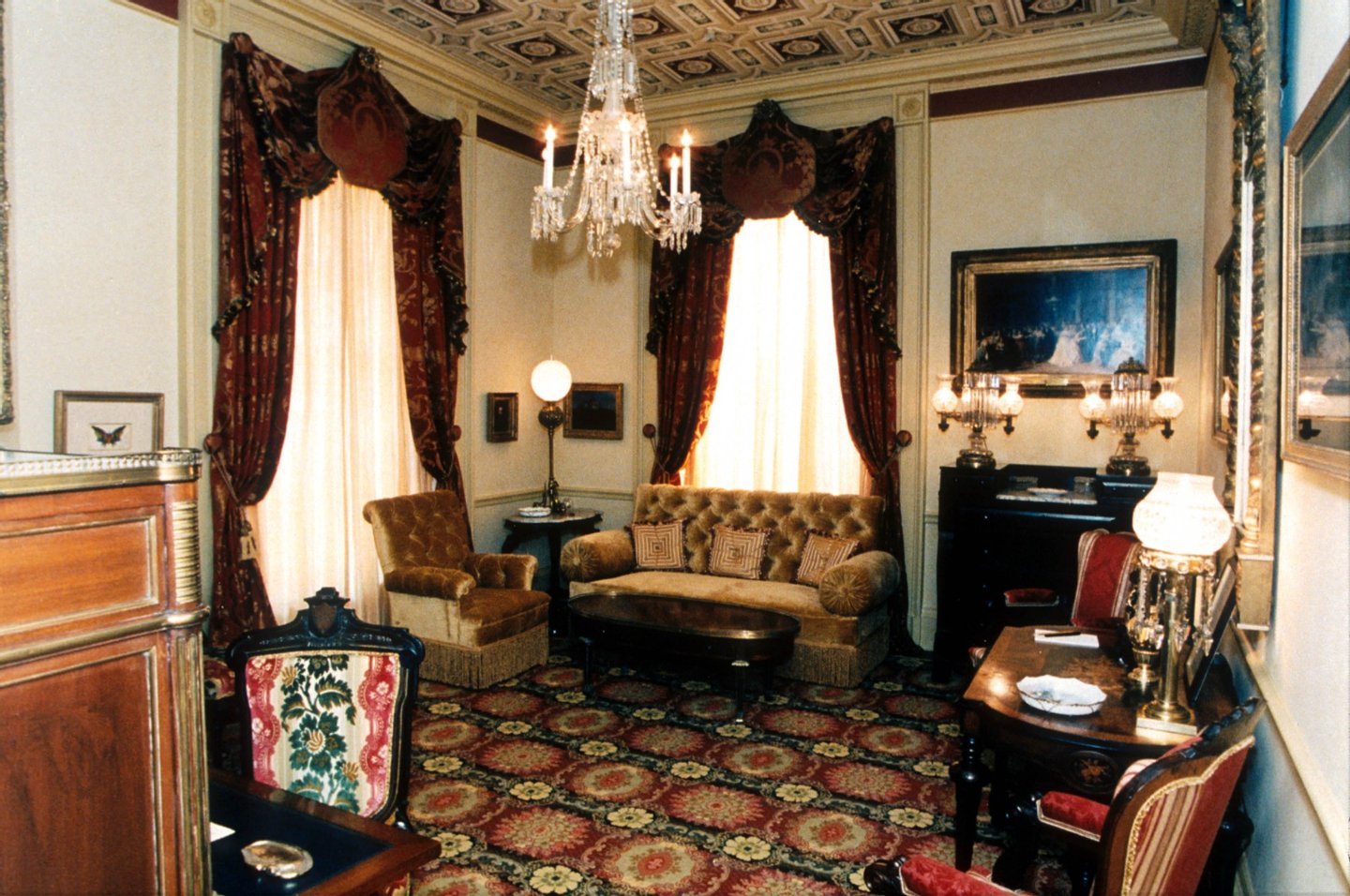 117616 03: The Lincoln room newly decorated by Hillary Clinton in the White House, Washington, DC, 1993. (Photo by Liaison)