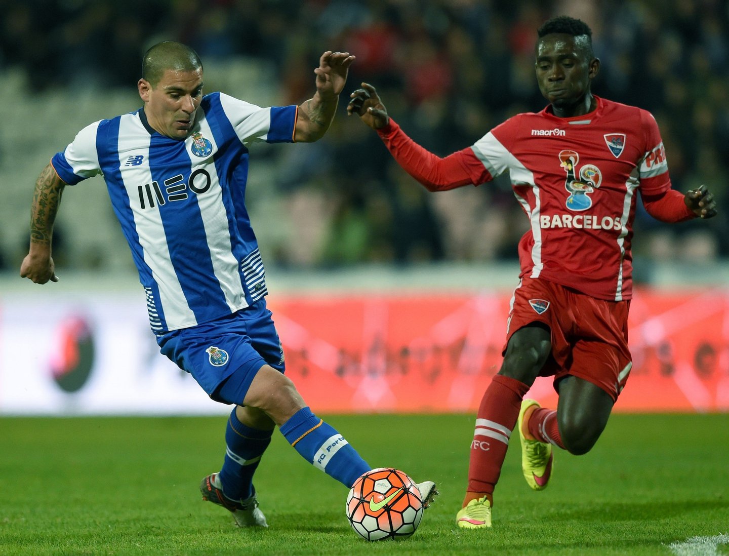 Porto's Uruguayan defender Maxi Pereira (L) vies with Gil Vicente's Ivorian midfielder Kodjio Alphonse during the Portuguese Cup semi-final football match Gil Vicente FC vs FC Porto at the Barcelos City stadium in Barcelos on February 3, 2016. AFP PHOTO/ FRANCISCO LEONG / AFP / FRANCISCO LEONG (Photo credit should read FRANCISCO LEONG/AFP/Getty Images)