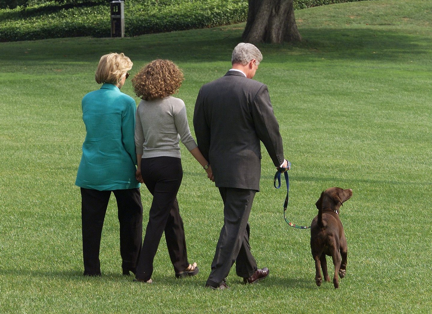 WASHINGTON, : US President Bill Clinton (R), First Lady Hillary Clinton (L), and their daughter Chelsea (C) depart 18 August the White House in Washington, DC, with their dog Buddy on their way to a two-week vacation in Martha's Vineyard, Massachusetts. Clinton gave a televised address 17 August to the American people from the White House regarding his testimony earlier 17 August to a federal grand jury in which he admitted to an improper relationship with former White House intern Monica Lewinsky. (ELECTRONIC IMAGE) AFP PHOTO Luke FRAZZA (Photo credit should read LUKE FRAZZA/AFP/Getty Images)
