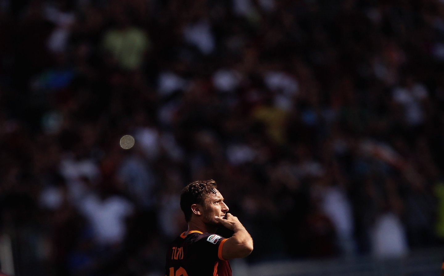 ROME, ITALY - SEPTEMBER 20: Francesco Totti of AS Roma looks on during the Serie A match between AS Roma and US Sassuolo Calcio at Stadio Olimpico on September 20, 2015 in Rome, Italy. (Photo by Paolo Bruno/Getty Images)
