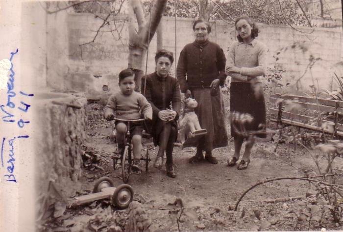 Margarit na aldeia de SanaÃ¼ja em 1941, com a mÃ£e, a avÃ³ e a tia