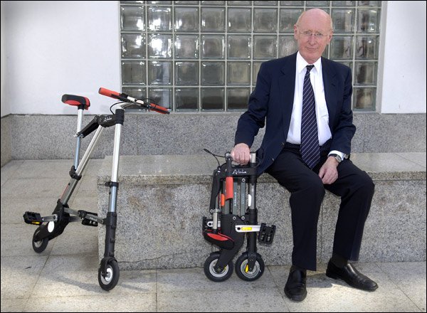 Sir Clive Sinclair com a sua mais recente invenÃ§Ã£o, a elÃ©trica A-Bike