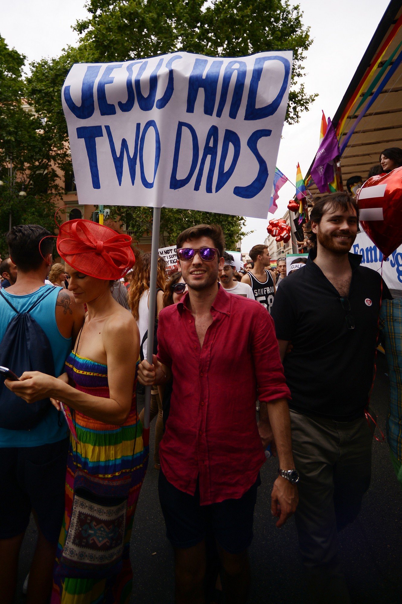 A frase "Jesus had two dads" (Jesus tinha dois pais), num cartaz, numa parada do Gay Pride, em Roma, 2015