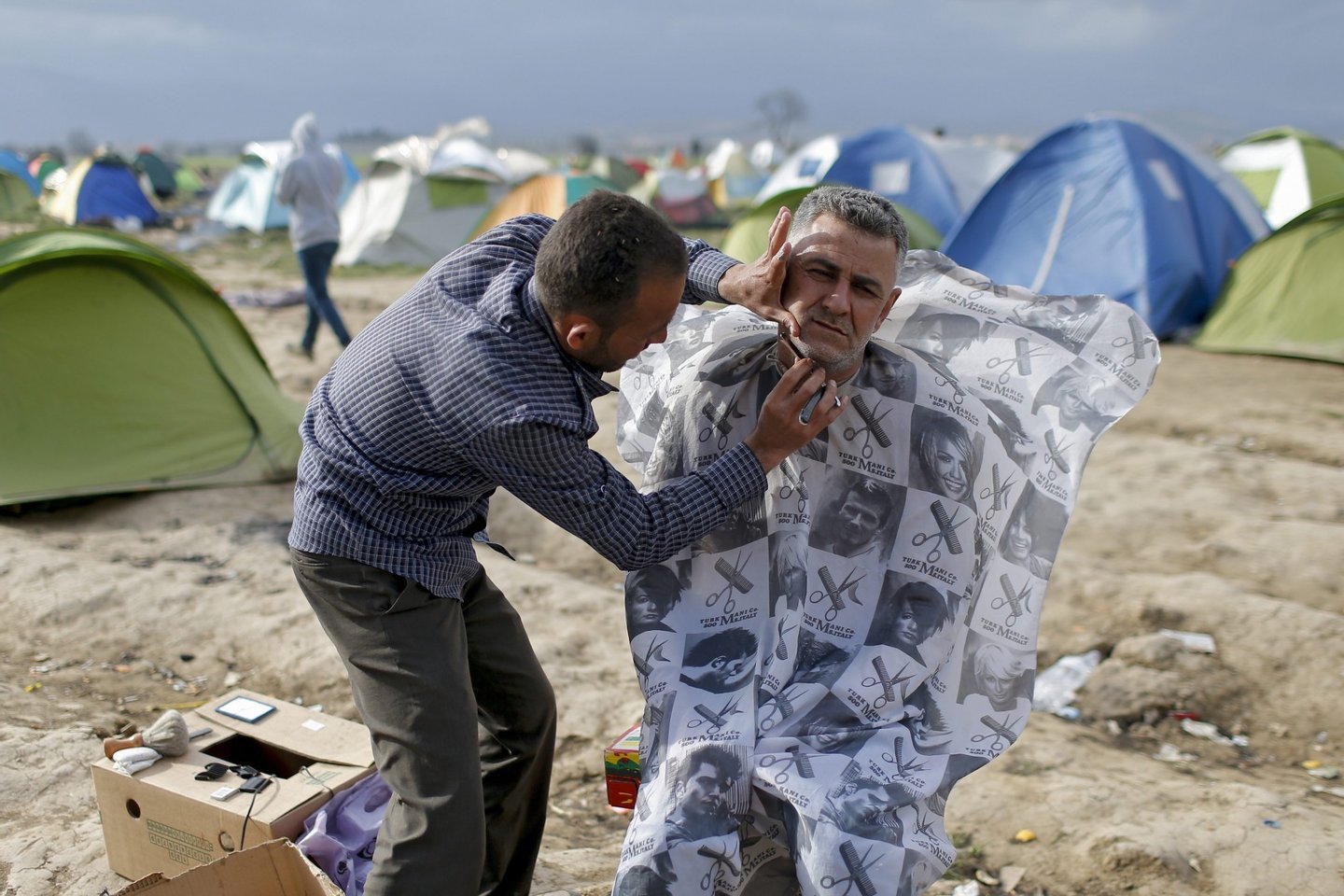 Still thousands of refugees massing in Idomeni to enter Macedonia