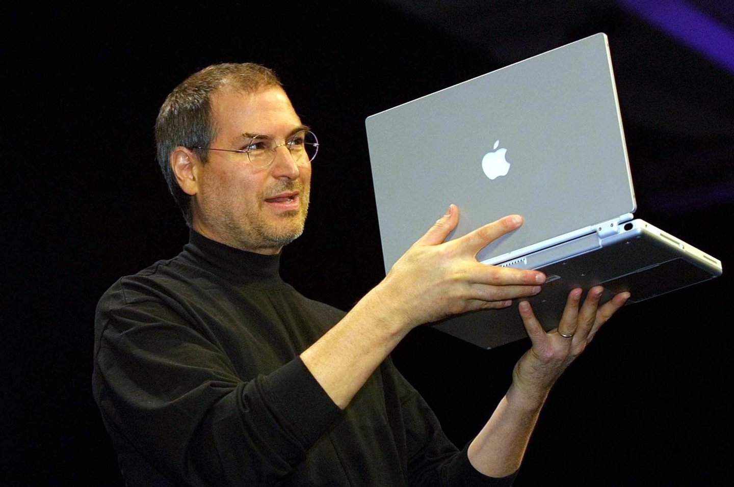 SAN FRANCISCO, UNITED STATES: Steve Jobs, CEO of Apple Computer unveils a new titanium G4 Powerbook with a 15.2 inch screen during his keynote address at the MacWorld Expo in San Francisco,CA, 09 January 2001. Jobs also announced new configurations of the G4 desktop Macs as well as new audio and DVD software. AFP PHOTO/John G. MABANGLO (Photo credit should read JOHN G. MABANGLO/AFP/Getty Images)