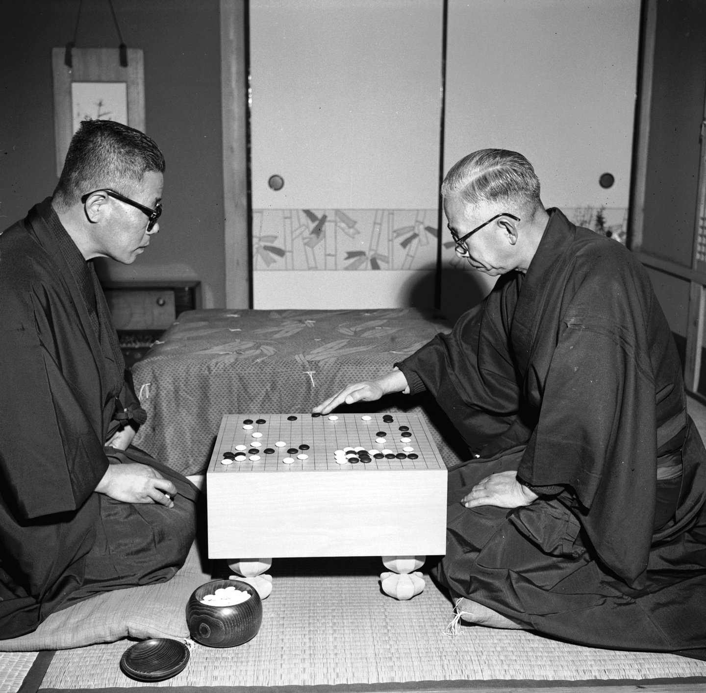 circa 1955: Joju Oda playing a game of Go with a fellow member of the Rotary Club in Nara, Japan. (Photo by Orlando /Three Lions/Getty Images)