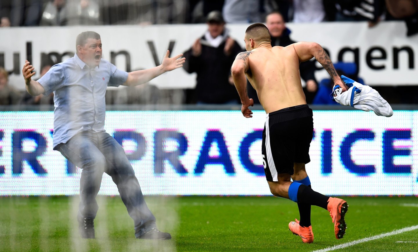 NEWCASTLE UPON TYNE, ENGLAND - MARCH 20: Aleksandar Mitrovic of Newcastle United ceebrates with a fan as he celebrates scoring their first and equalising goal during the Barclays Premier League match between Newcastle United and Sunderland at St James' Park on March 20, 2016 in Newcastle upon Tyne, United Kingdom. (Photo by Stu Forster/Getty Images)