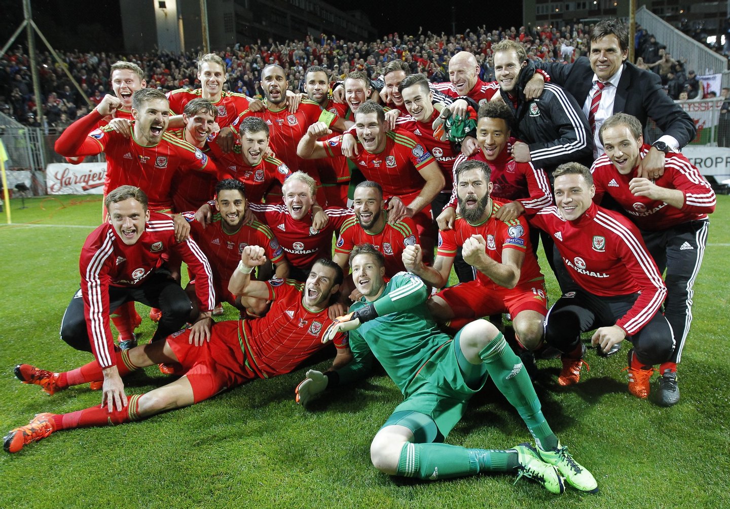 ZENICA, BOSNIA AND HERZEGOVINA - OCTOBER 10: Players of Wales national team celebrate the Euro 2016 qualifying football match between Bosnia and Herzegovina and Wales at the Stadium Bilino Polje in Elbasan on October 10, 2015. (Photo by Srdjan Stevanovic/Getty Images)