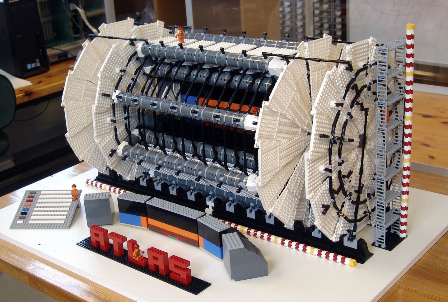 Modelo do detetor de ATLAS em Lego, criado por Sascha Mehlhase. O formato em cilindro é partilhado com o detetor de CMS - ATLAS/CERN