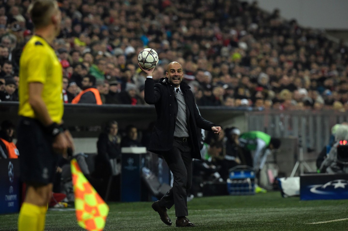 Bayern Munich's Spanish head coach Pep Guardiola throws the ball during the UEFA Champions League, Round of 16, second leg football match FC Bayern Munich v Juventus in Munich, southern Germany on March 16, 2016. / AFP / TOBIAS SCHWARZ (Photo credit should read TOBIAS SCHWARZ/AFP/Getty Images)
