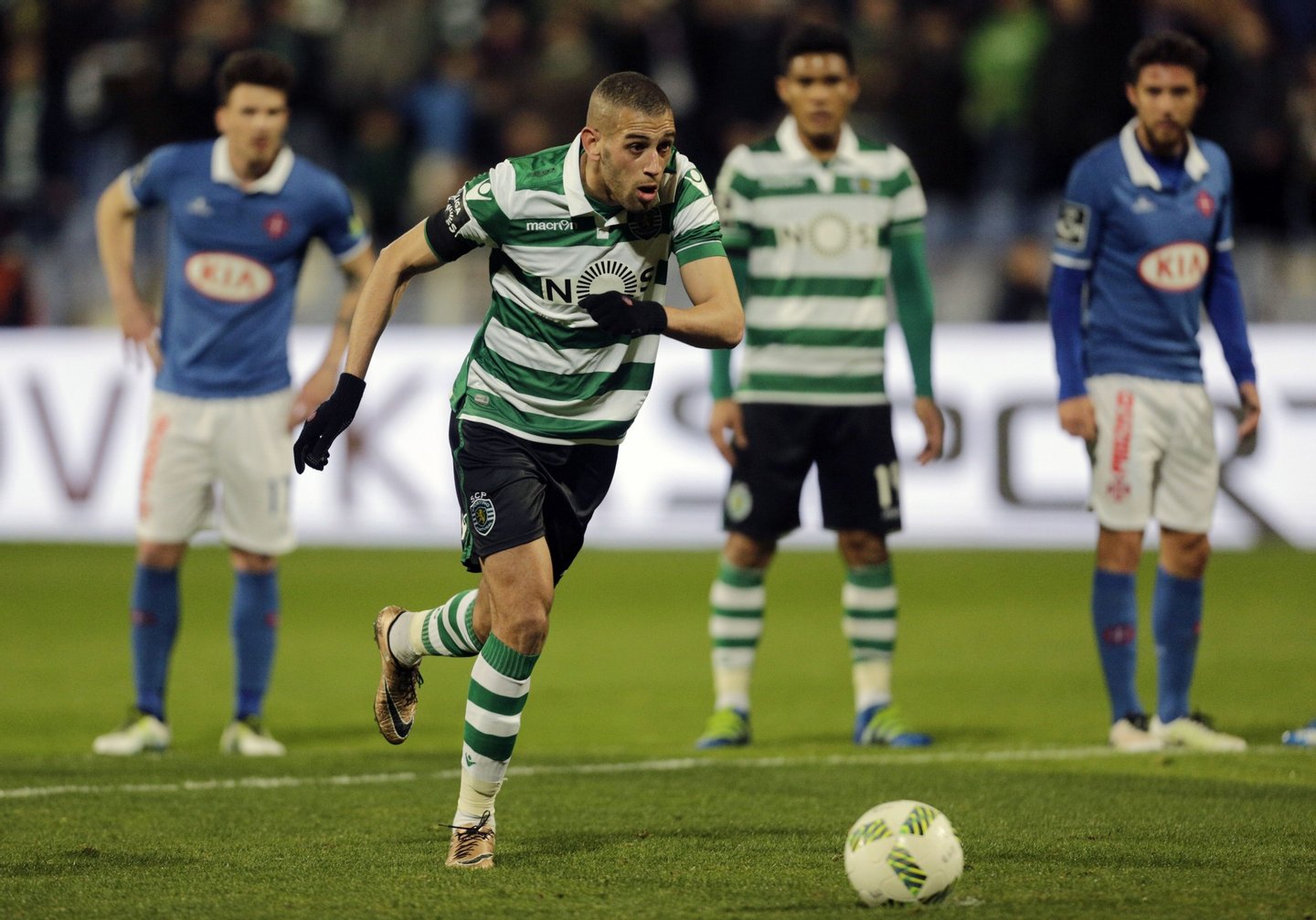 Sporting's Algerian forward Islam Slimani prepares to kick a penalty and score his second goal during the Portuguese league football match FC Belenenses vs Sporting CP at the Belem stadium in Lisbon on April 4, 2016. / AFP / JOSE MANUEL RIBEIRO (Photo credit should read JOSE MANUEL RIBEIRO/AFP/Getty Images)