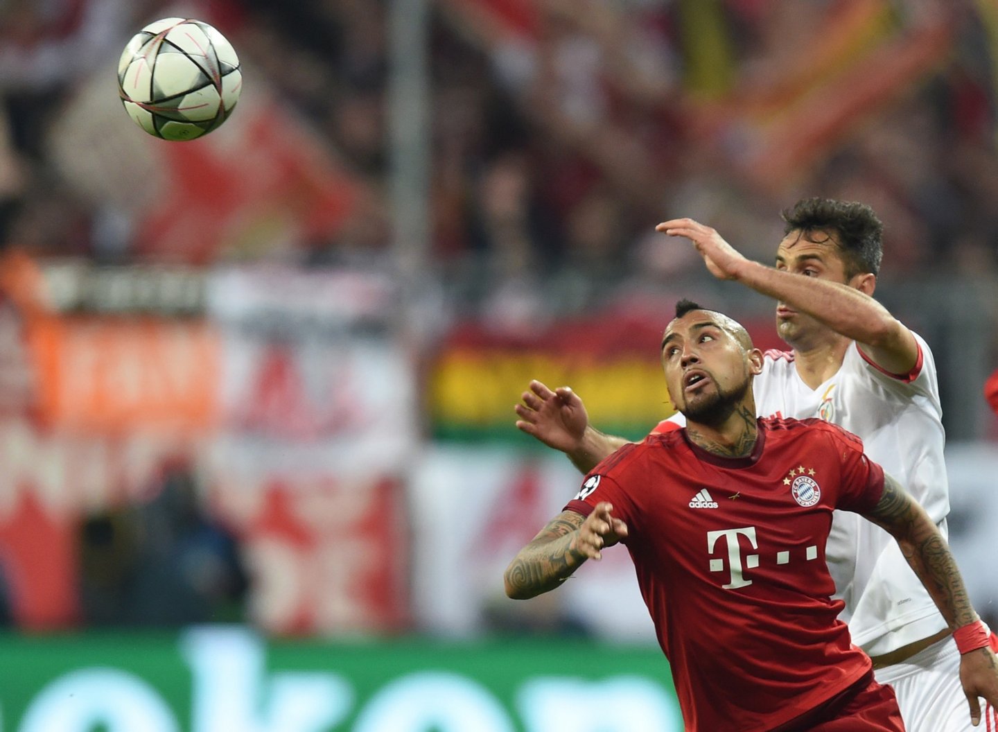 Bayern Munich's Chilean midfielder Arturo Vidal (R) and Benfica's Brazilian forward Jonas vie for the ball during the Champions League quarter-final, first-leg football match between Bayern Munich and Benfica Lisbon in Munich, southern Germany, on April 5, 2016. / AFP / CHRISTOF STACHE (Photo credit should read CHRISTOF STACHE/AFP/Getty Images)