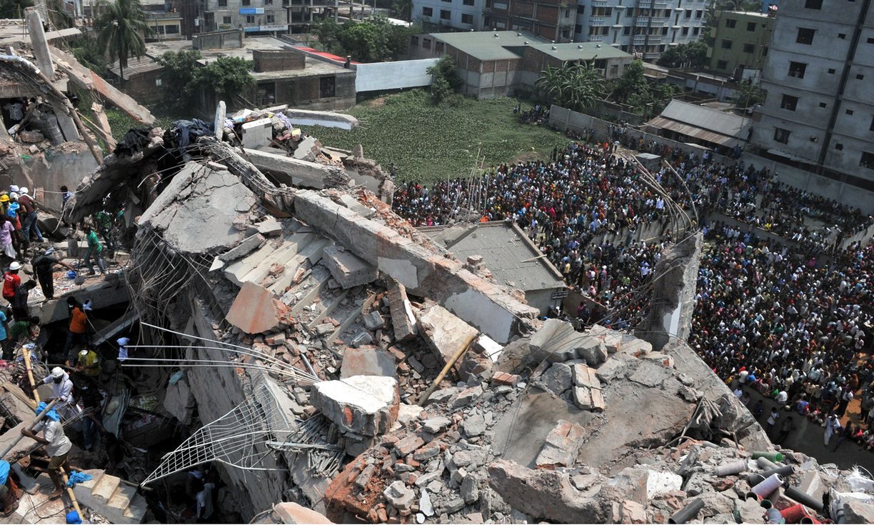 Imagem do colapso do edifÃ­cio Rana Plaza no Bangladesh, em 2013
