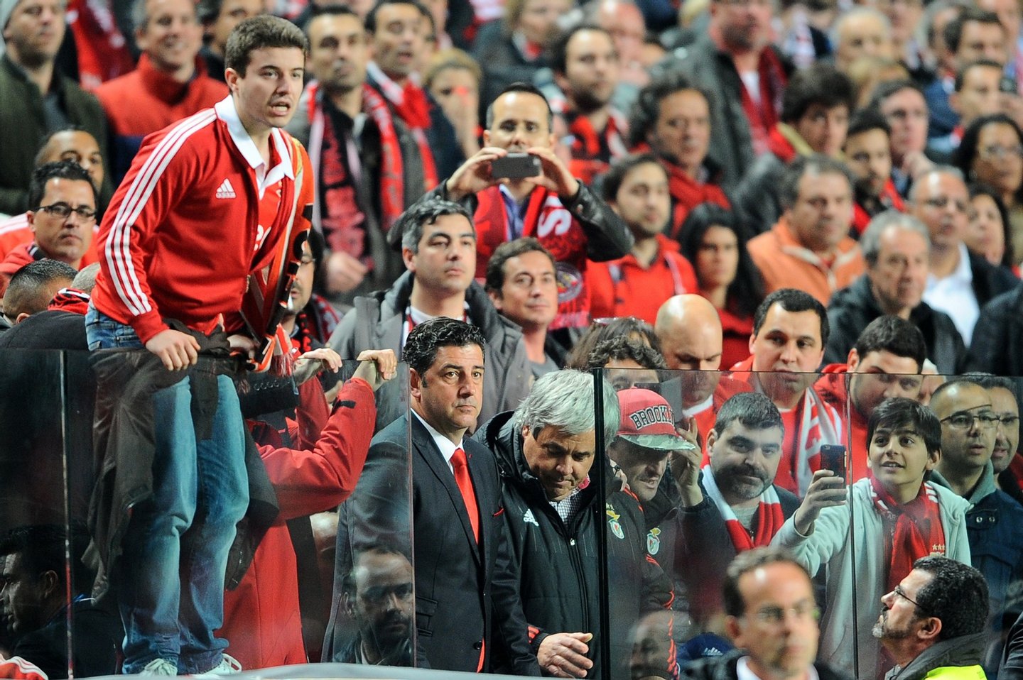 LISBON, PORTUGAL - APRIL 13: Rui VitÃ³ria, SL Benfica coach after being expelled watch the game on the bench with the public during the UEFA Champions league Quarter Final Second Leg match between SL Benfica and FC Bayern Muenchen at Estadio da Luz on April 13, 2016 in Lisbon, Portugal. (Photo by Octavio Passos/Getty Images)