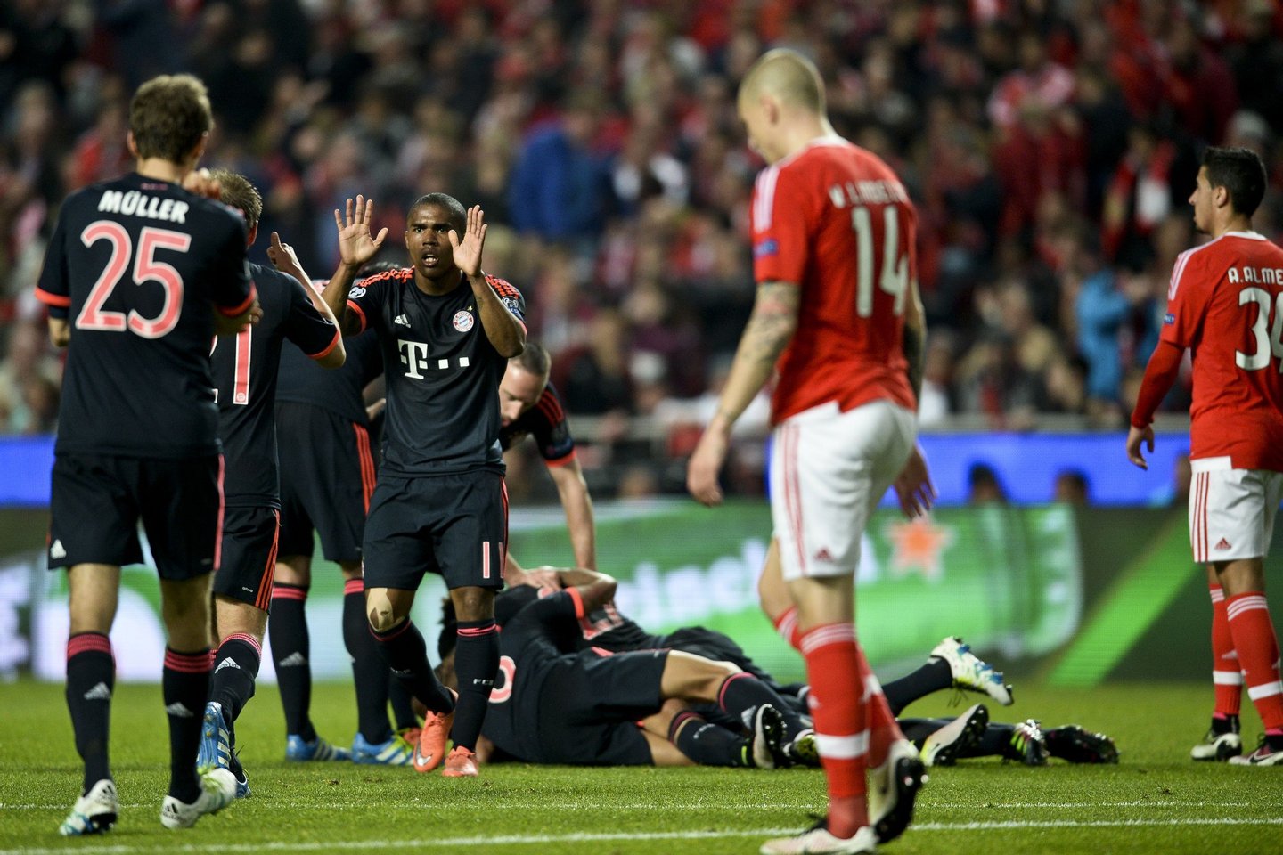 Bayern Munich's Brazilian midfielder Douglas Costa (3L) celebrates with his teammates after scoring during the Champions League quarter-final second leg football match SL Benfica vs Bayern Munchen at the Luz stadium in Lisbon on April 13, 2016. / AFP / PATRICIA DE MELO MOREIRA (Photo credit should read PATRICIA DE MELO MOREIRA/AFP/Getty Images)