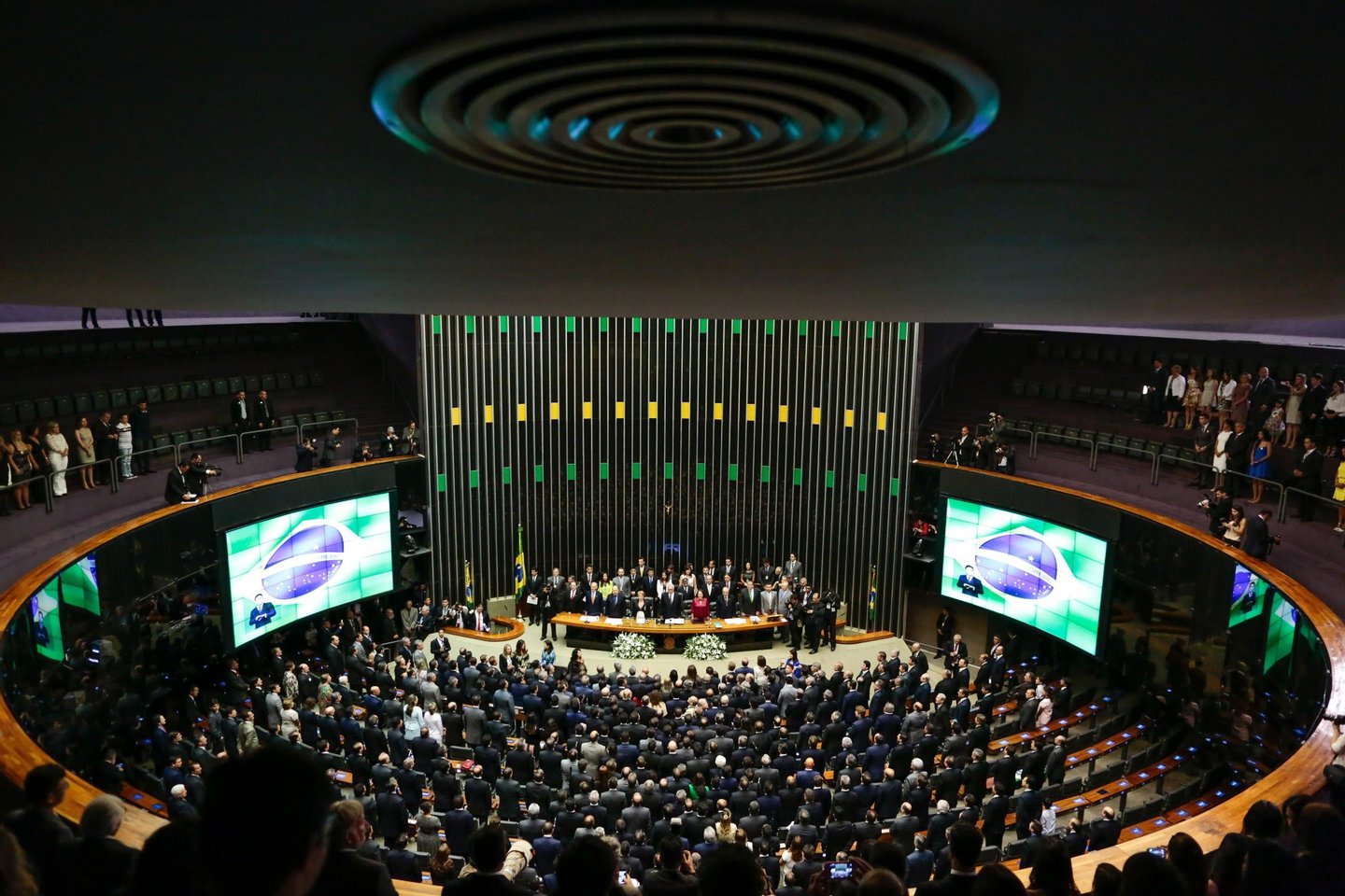 The newly elected Brazilian deputies swear in on February 1, 2015 at the congress in Brasilia. AFP PHOTO / Wenderson Araujo (Photo credit should read WENDERSON ARAUJO/AFP/Getty Images)