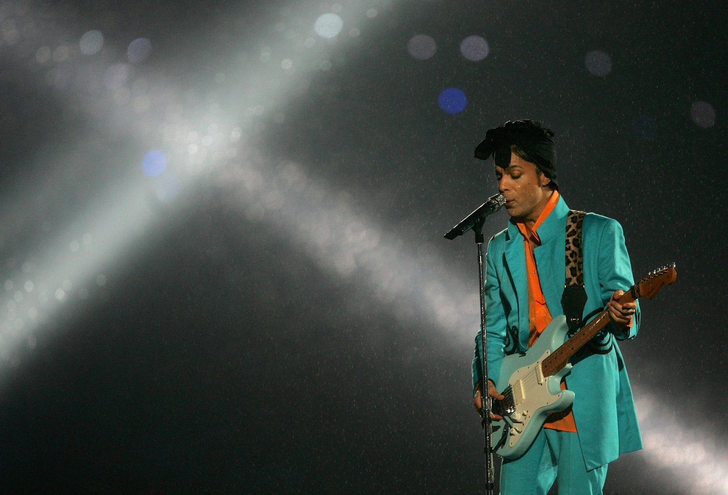 MIAMI GARDENS, FL - FEBRUARY 04: Musician Prince performs during the "Pepsi Halftime Show" at Super Bowl XLI between the Indianapolis Colts and the Chicago Bears on February 4, 2007 at Dolphin Stadium in Miami Gardens, Florida. (Photo by Doug Pensinger/Getty Images)