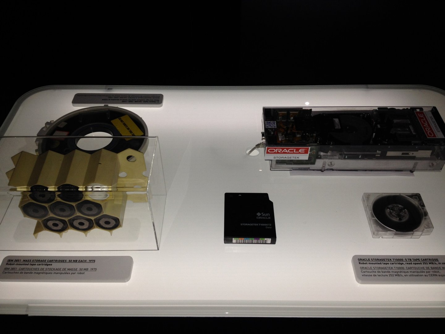 Tipos de cassetes onde os dados eram armazenados (imagem recolhida numa exposição no CERN Data Centre) - Observador