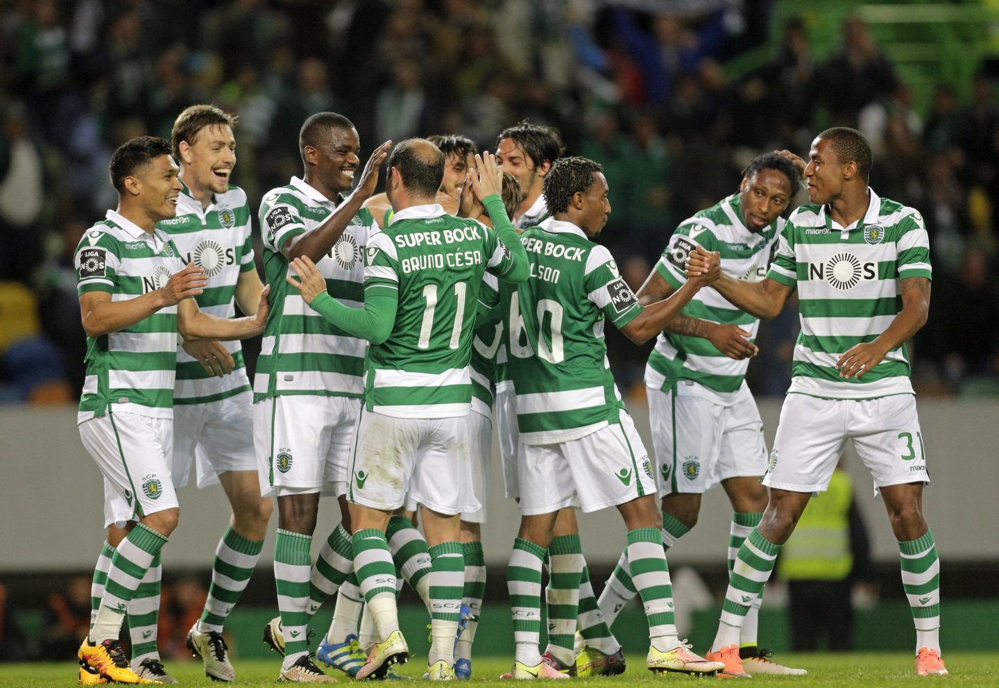 Sporting's players celebrate a goal during the Portuguese league football match Sporting CP vs Vitoria FC at Alvalade stadium in Lisbon on May 7, 2016. / AFP / JOSE MANUEL RIBEIRO (Photo credit should read JOSE MANUEL RIBEIRO/AFP/Getty Images)