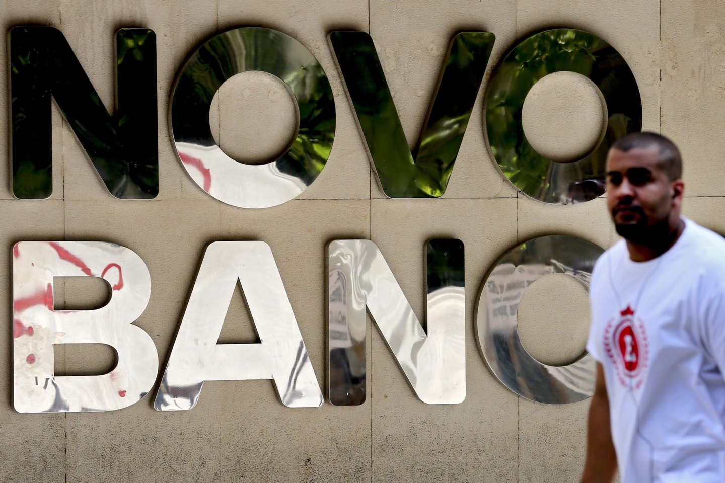 Sale of Novo Banco postponed
