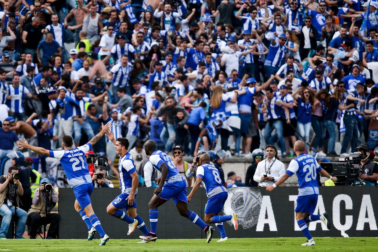 Porto's forward Andre Silva (2L) celebrates with his teammates after scored against SC Braga during the Portuguese Cup final football match FC Porto vs SC Braga at Jamor stadium in Oeiras, outskirts of Lisbon on May 22, 2016. / AFP / PATRICIA DE MELO MOREIRA (Photo credit should read PATRICIA DE MELO MOREIRA/AFP/Getty Images)