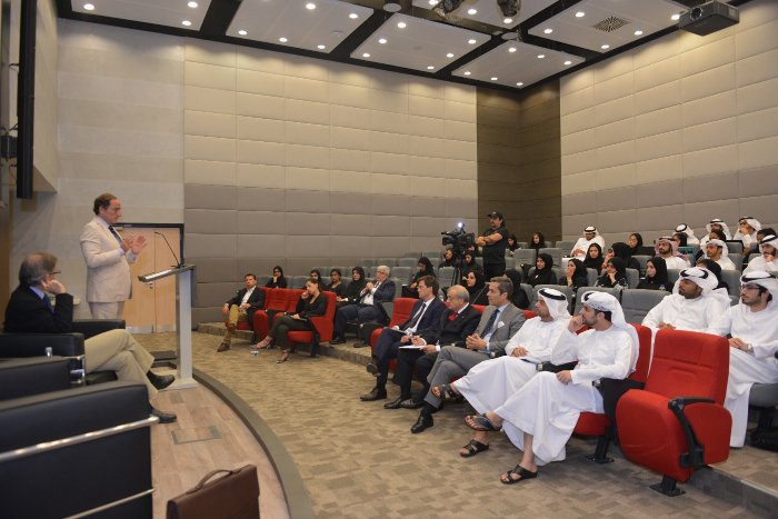 Paulo Portas numa conferÃªncia organizada pela Emirates Diplomatic Academy, em Abu Dhabi.