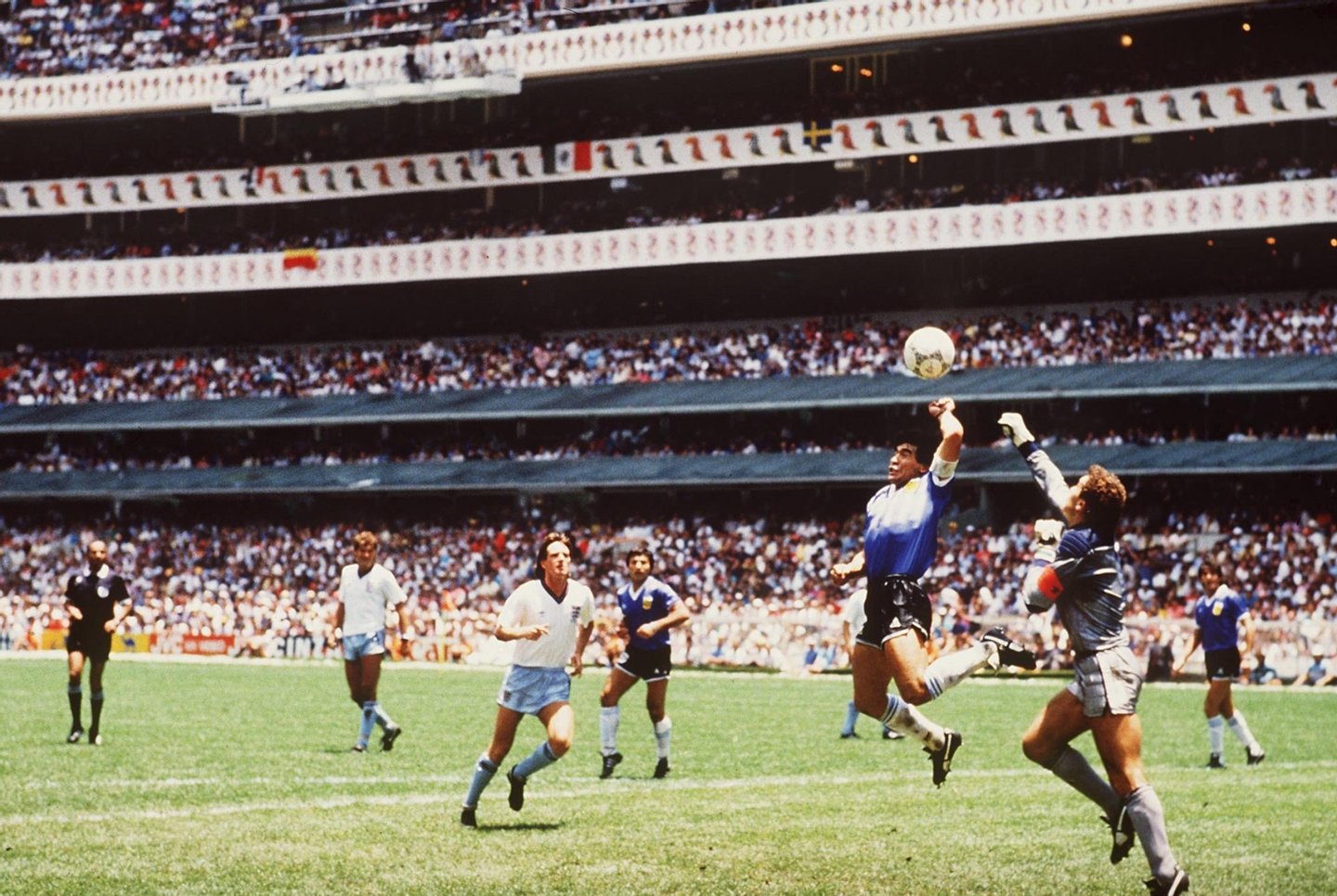 22 Jun 1986: Diego Maradona of Argentina handles the ball past Peter Shilton of England to score the opening goal of the World Cup Quarter Final at the Azteca Stadium in Mexico City, Mexico. Argentina won 2-1. FOTO:BONGARTS