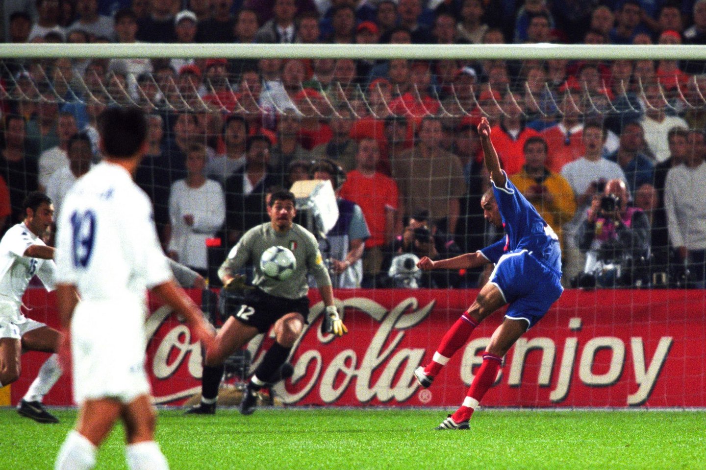 David Trezeguet shoots into the top corner and scores the 'Golden Goal' to win the game and the title and Francesco Toldo Goalkeeper of Italy during the final of the Football European Championships (Euro 2000) between France and Italy in Rotterdam, Netherlands on July 02, 2000 ( Photo by Eric Renard / Onze / Icon Sport via Getty Images )