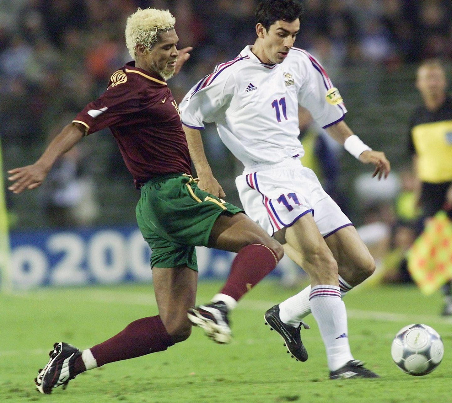 BRUSSELS, BELGIUM: French midfielder Robert Pires (R) tries to avoid the tackle of Portuguese midfielder Abel Xavier during the Euro-2000 semi-final match between Portugal and France at the King Baudouin stadium in Brussels, 28 June 2000. AFP PHOTO/PHILIPPE HUGUEN (Photo credit should read PHILIPPE HUGUEN/AFP/Getty Images)
