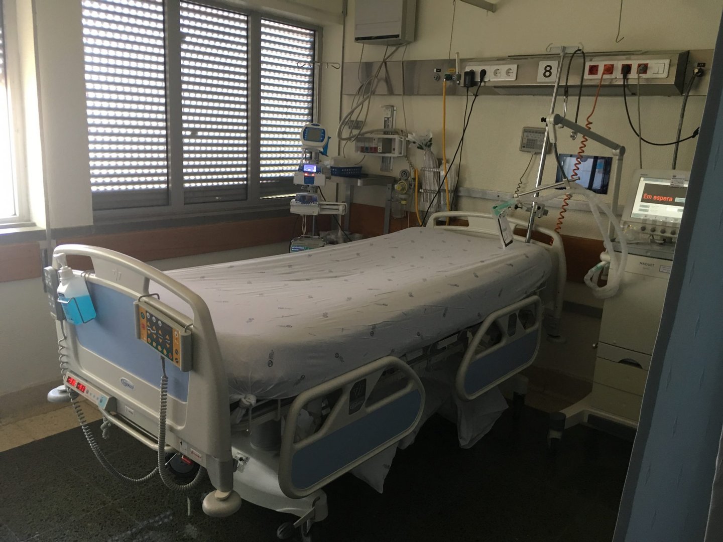 A unidade de cuidados intensivos dos neurocrÃ­ticos nÃ­vel III tem 10 camas. A mÃ£e S. esteve, desde fevereiro, numa cama como a que aparece na fotografia