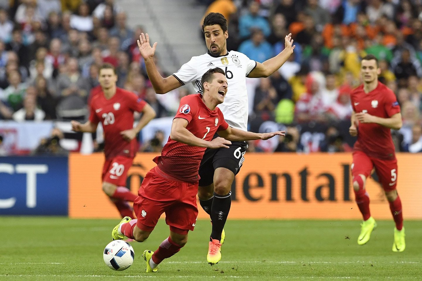 Germany's midfielder Sami Khedira (C-R) commits a foul on Poland's forward Arkadiusz Milik during the Euro 2016 group C football match between Germany and Poland at the Stade de France stadium in Saint-Denis near Paris on June 16, 2016. / AFP / MIGUEL MEDINA (Photo credit should read MIGUEL MEDINA/AFP/Getty Images)