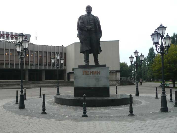 Uma das vÃ¡rias estÃ¡tuas de Lenin que ornamentam Kaliningrad
