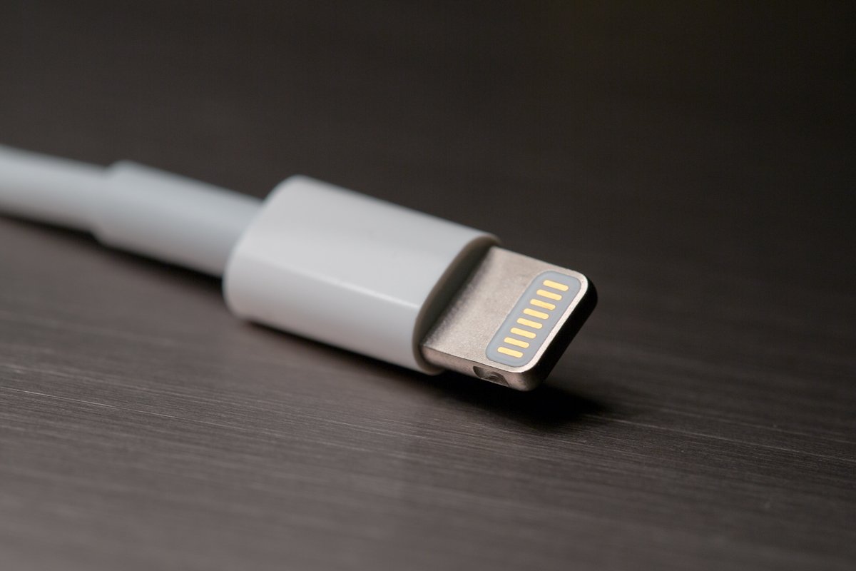 O Lightning connector foi criado exclusivamente para os produtos Apple, e acumula agora tambÃ©m a funÃ§Ã£o de ligar os auscultadores
