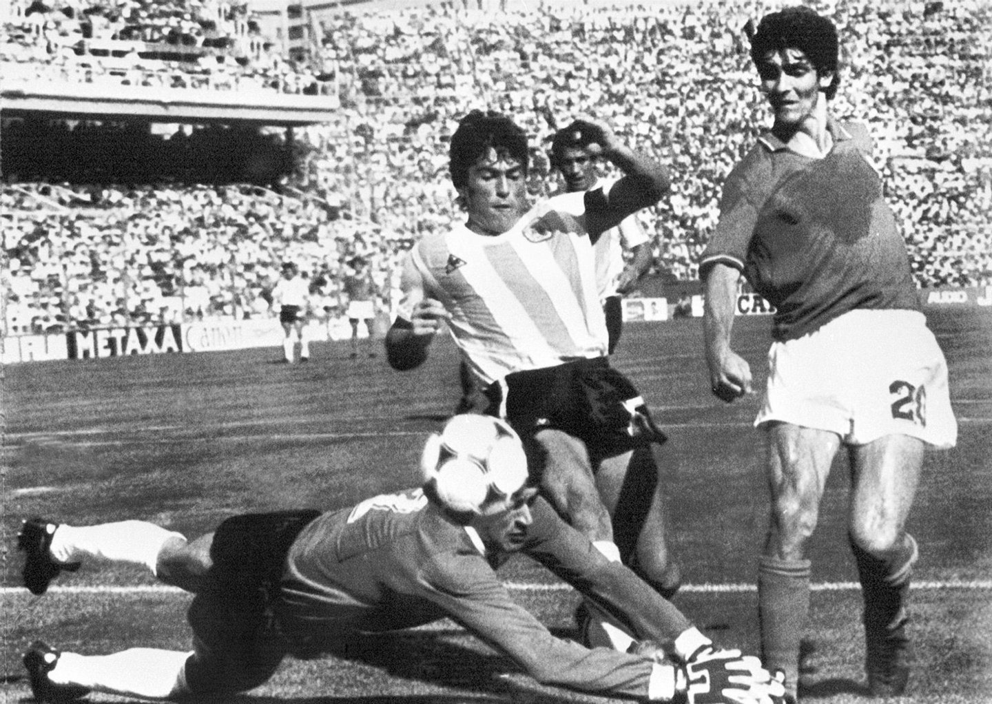 BARCELONA, SPAIN - JUNE 29: Argentinian goalkeeper Ubaldo Fillol and captain Daniel Passarella prevent Italian striker Paolo Rossi from scoring 29 June 1982 in Barcelona during the World Cup second round soccer match between Italy and Argentina. Italy beat Argentina 2-1 despite a goal by Passarella. AFP PHOTO (Photo credit should read STAFF/AFP/Getty Images)
