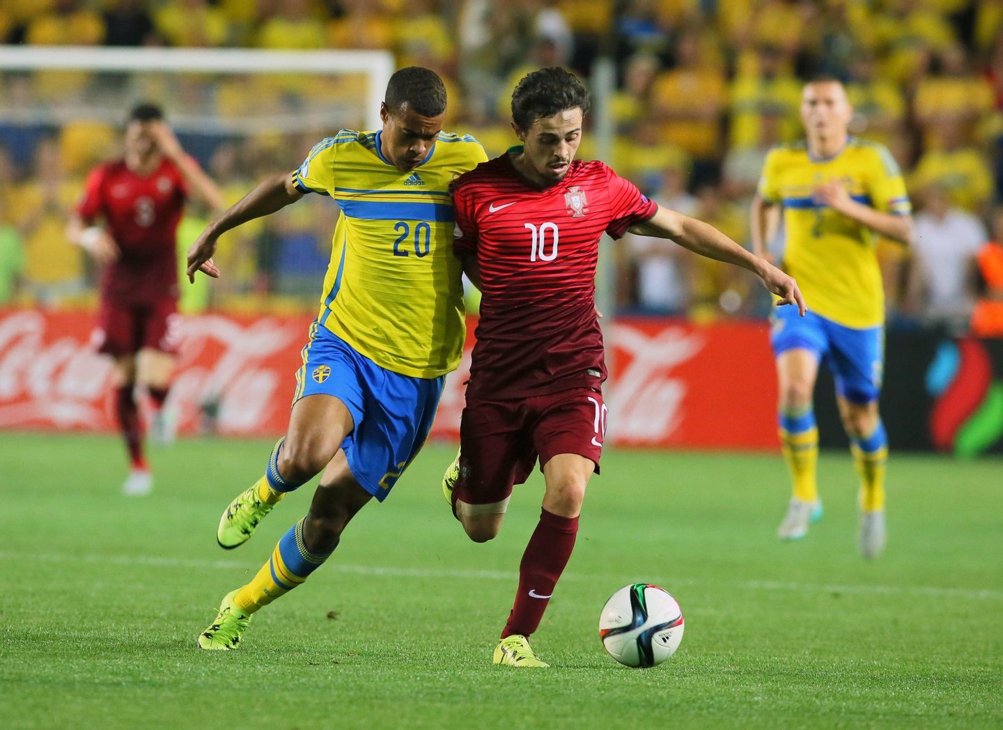 Portugal's Bernardo Silva (R) and Sweden's Robin Quaison vie for the ball during the UEFA Under 21 European Championship 2015 final football match between Sweden and Portugal in Prague on June 30, 2015. Sweden won the match 4:3 after penalty shoot-out. AFP PHOTO / MICHAL CIZEK (Photo credit should read MICHAL CIZEK/AFP/Getty Images)