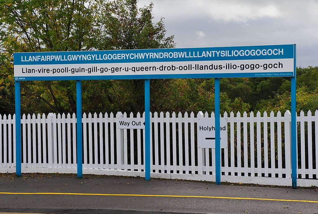 1024px-Llanfairpwllgwyngyllgogerychwyrndrobwllllantysiliogogogoch-railway-station-sign-2011-09-21-GR2_1837a
