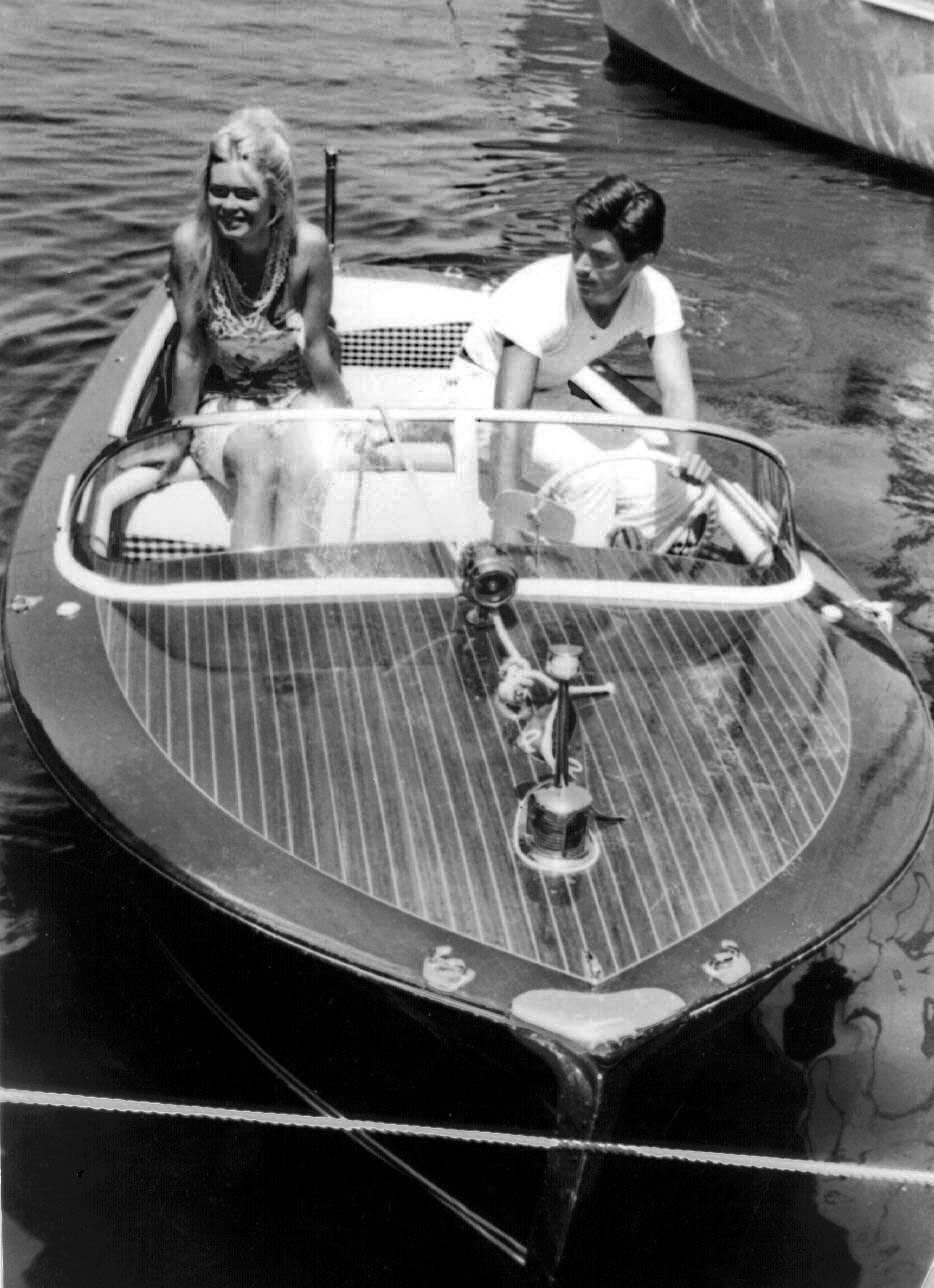 Brigitte Bardot em Saint-Tropez, a bordo de um Riva, em 1963