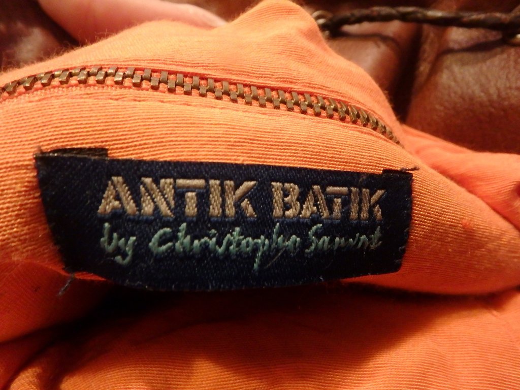 Artigos da Antik Batik de quando era dirigida por Christophe Sauvat, vendem-se hoje em lojas de roupa vintage