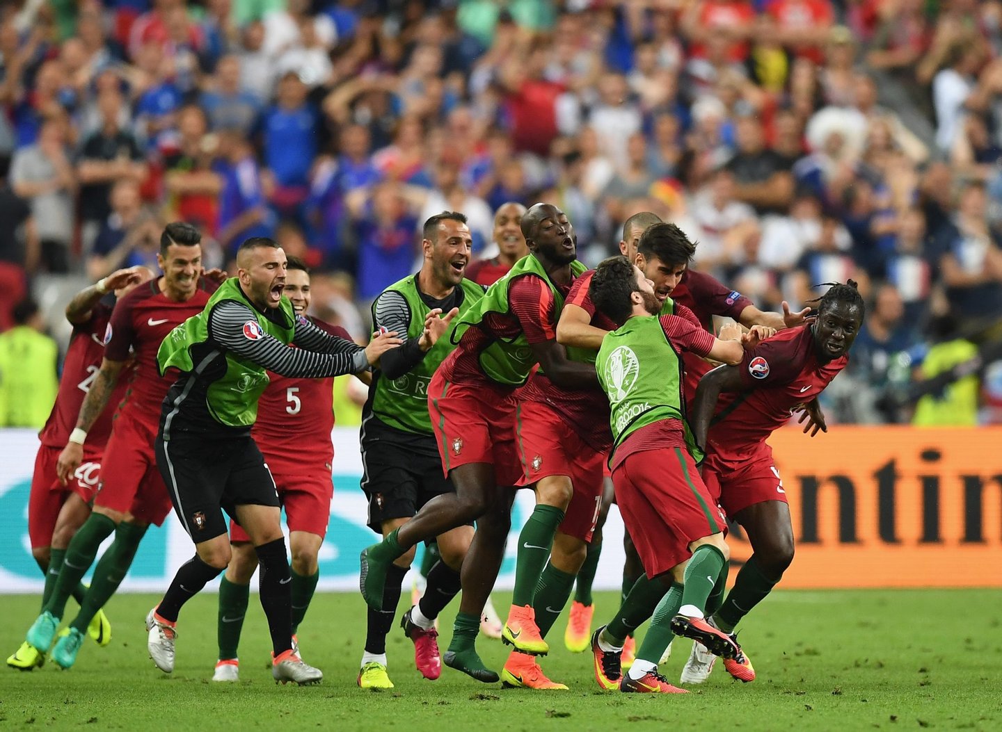 PARIS, FRANCE - JULY 10: Eder (1st R) of Portugal celebrates scoring the opening goal with his team mates during the UEFA EURO 2016 Final match between Portugal and France at Stade de France on July 10, 2016 in Paris, France. (Photo by Laurence Griffiths/Getty Images)