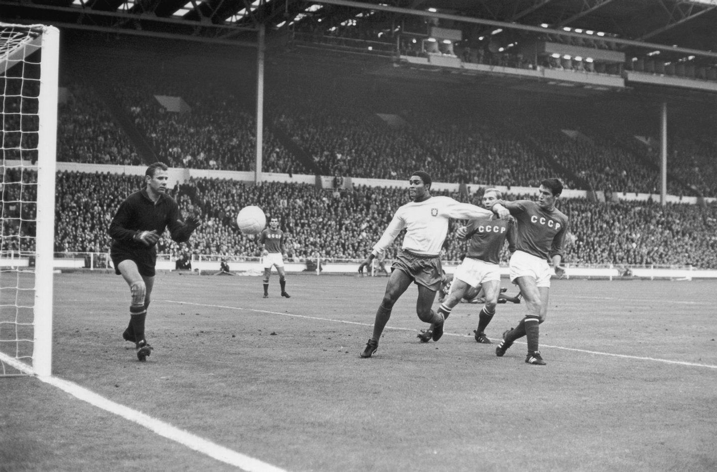 Portugal's Eusebio forces his way between two Russian players, only to see his shot saved by Russian goalkeeper Lev Yashin, during the World Cup match at Wembley Stadium, 28th July 1966. Portugal beat Russia 2-1. (Photo by Keystone/Hulton Archive/Getty Images)