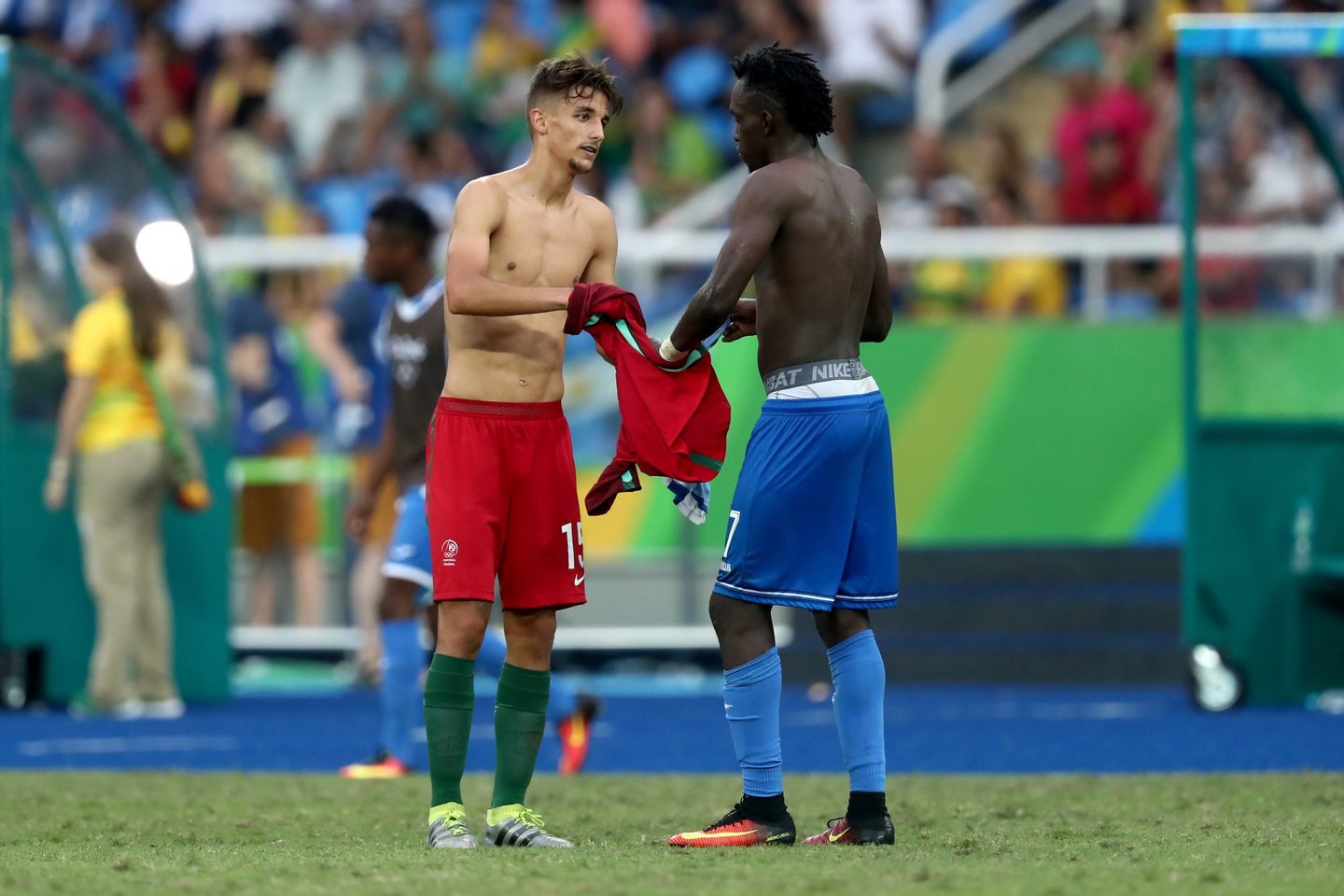 RIO DE JANEIRO, BRAZIL - AUGUST 07: Fernando (L) of Portugal change the match jersey with Alberth Elis of Honduras after the Men's Group D first round match between Honduras and Portugal during the Rio 2016 Olympic Games at the Olympic Stadium on August 7, 2016 in Rio de Janeiro, Brazil. (Photo by Alexander Hassenstein/Getty Images)