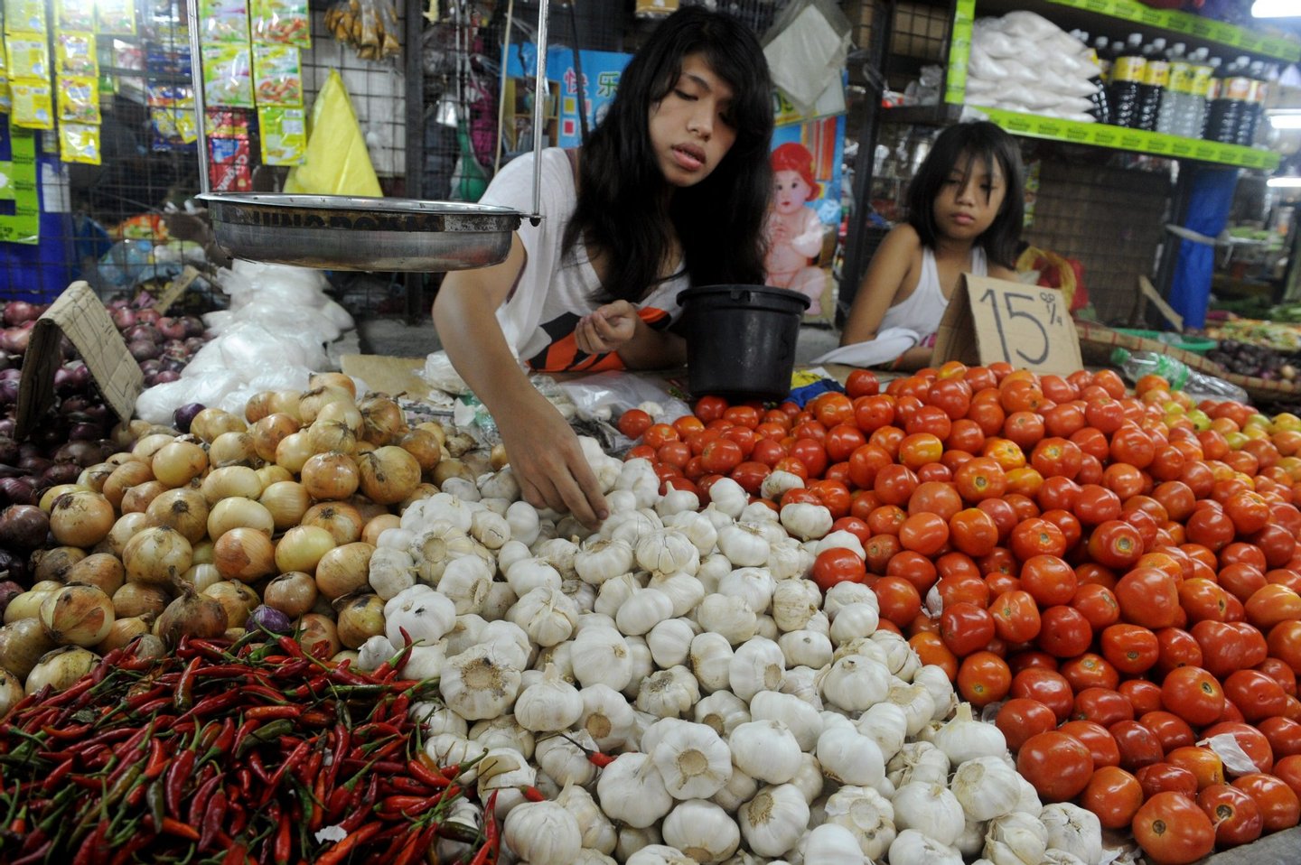 A vendo selling garlic at a market in Manila on August 5, 2014. Philippine inflation shot up to a nearly three-year high of 4.9 percent in July, the government said, when many Filipinos were priced out of food items such as garlic. AFP PHOTO / Jay DIRECTO (Photo credit should read JAY DIRECTO/AFP/Getty Images)