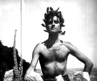O poeta em todo o seu esplendor, a posar como um herÃ³i grego na praia do Baleal, anos 50