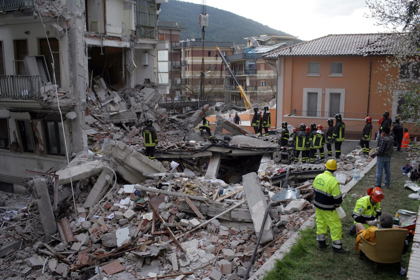 L'AQUILA, ITALY - APRIL 06: Rescue workers search for trapped people on a damaged building after an earthquake on April 6, 2009 in L'Aquila, Italy. The 6.3 magnitude earthquake tore through central Italy, devastating historic mountain towns, killing at least 150 people and injuring 1500. (Photo by Marco Di Lauro/Getty Images)