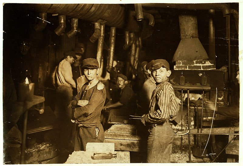 800px-Lewis_Hine,_Glass_works,_midnight,_Indiana,_1908